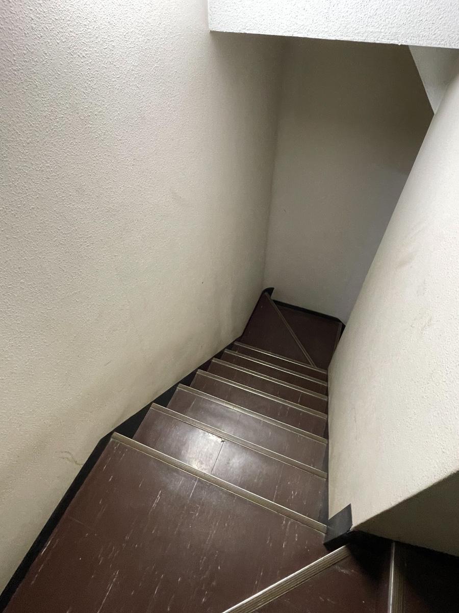 渋谷区松濤の賃貸物件/4階まではこの階段で