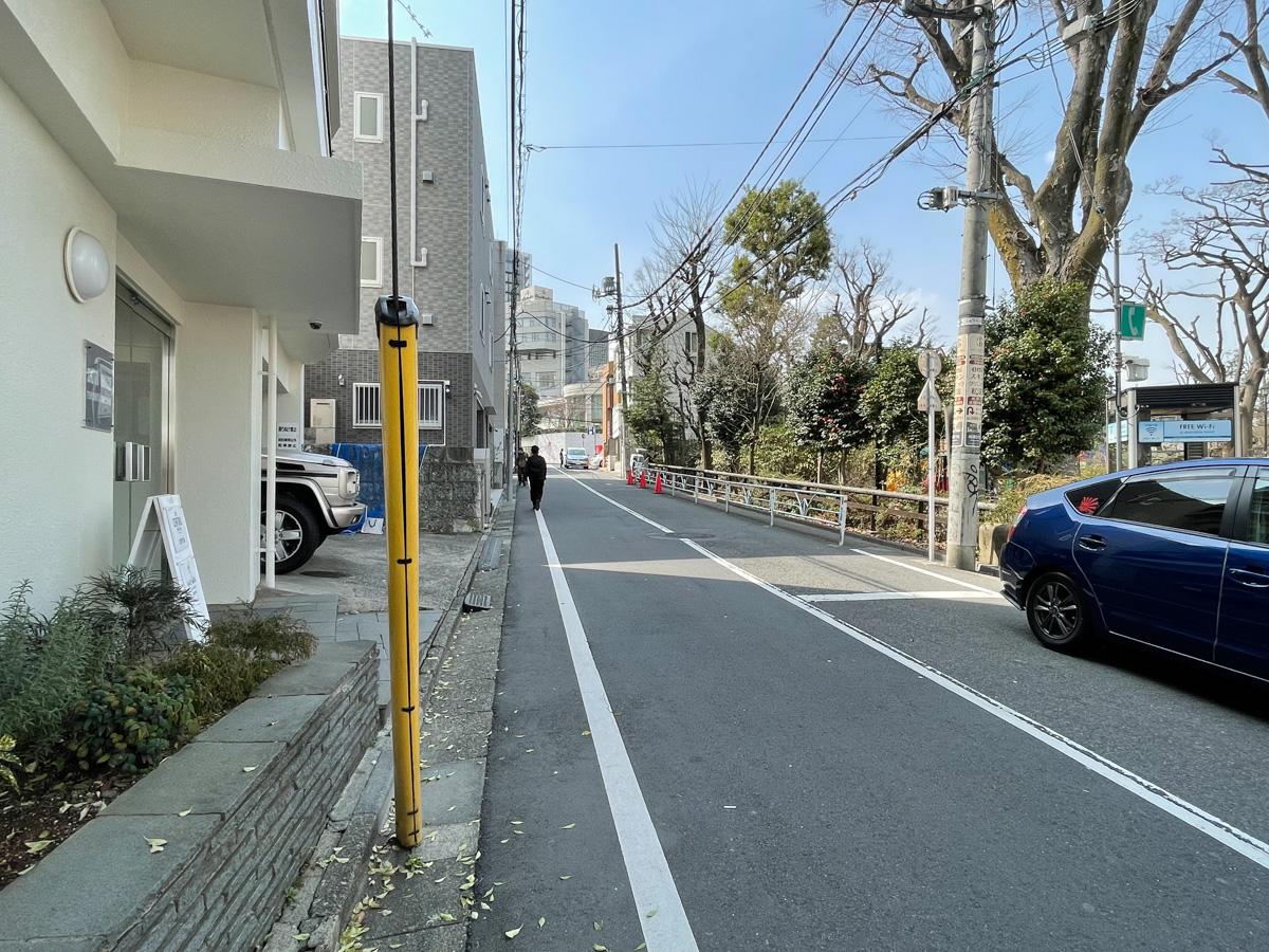渋谷区松濤の賃貸物件/建物前面の道路。道を挟んですぐに公園