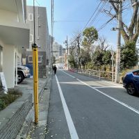 渋谷区松濤の賃貸物件/建物前面の道路。道を挟んですぐに公園