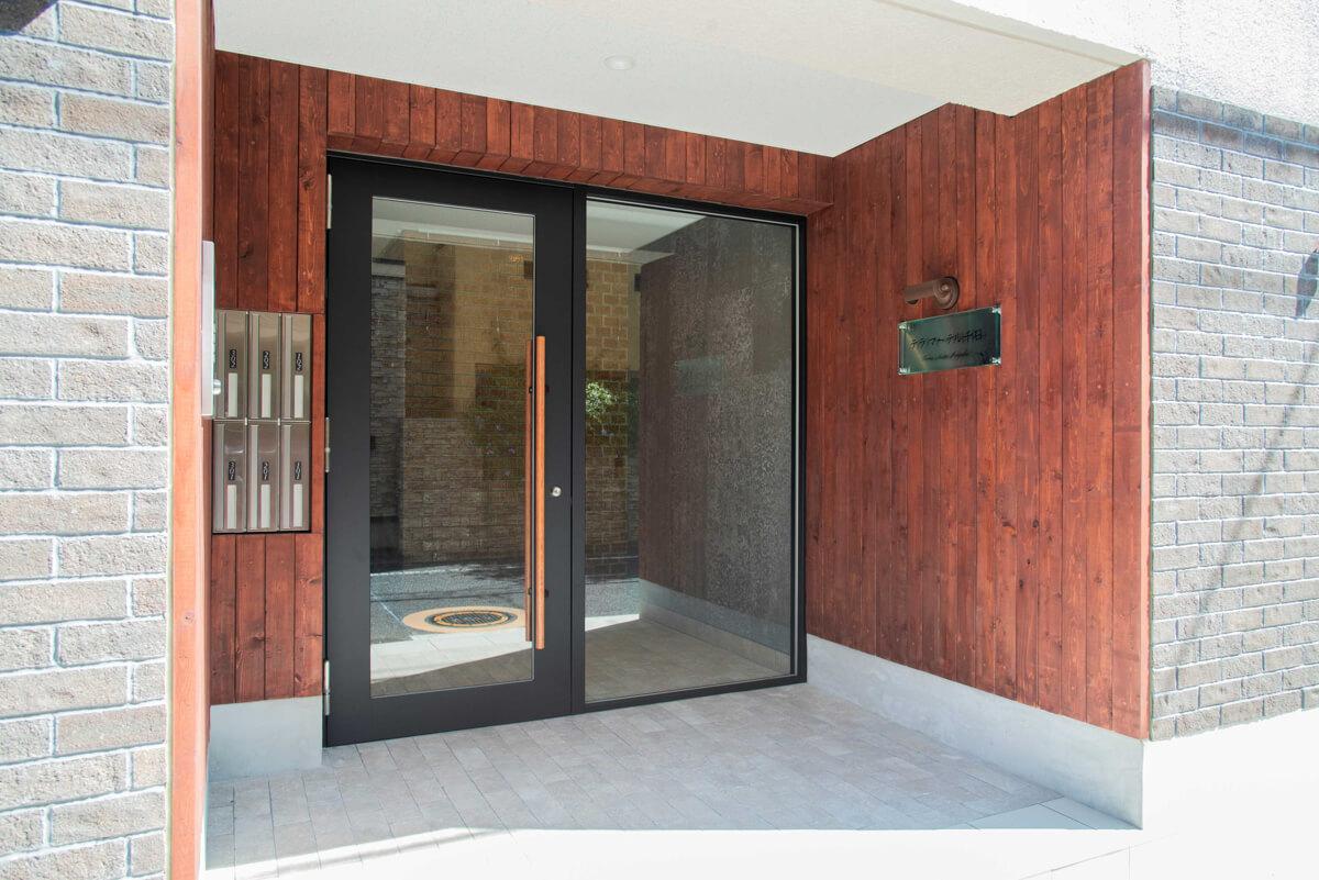 文京区千石の賃貸物件/エントランスもフルリニューアル。カッコいいデザイン（前回募集時の写真）