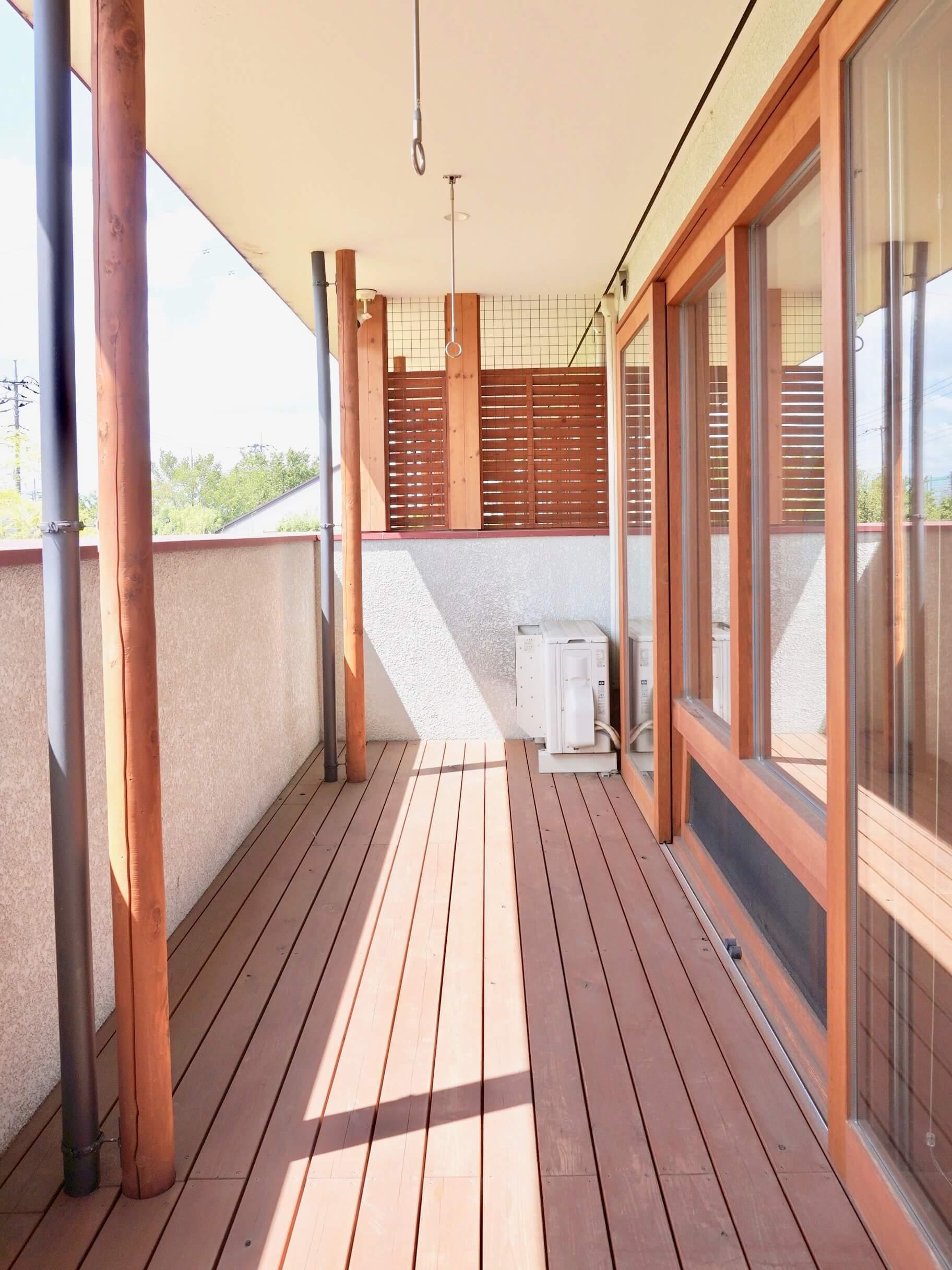 埼玉県越谷市蒲生茜町の賃貸物件/ちょっと山小屋感のあるバルコニー