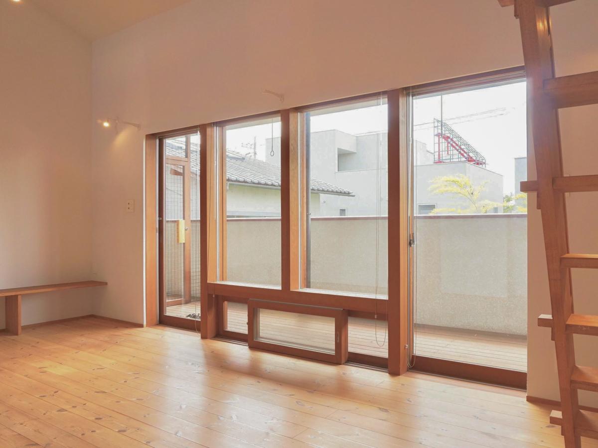 埼玉県越谷市蒲生茜町の賃貸物件/木サッシが美しい