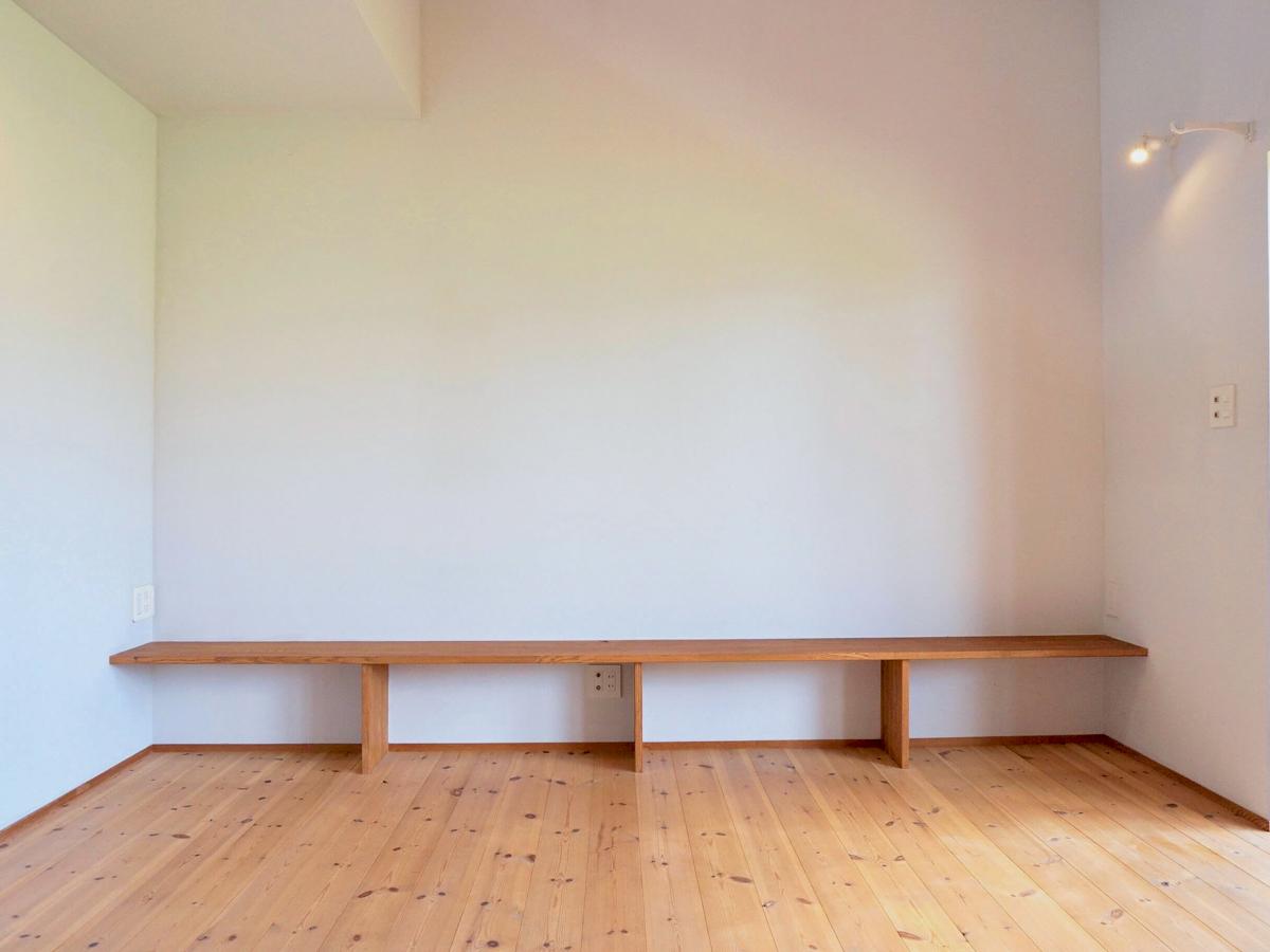 埼玉県越谷市蒲生茜町の賃貸物件/リビング壁面にはベンチが造作されている