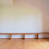 埼玉県越谷市蒲生茜町の賃貸物件/リビング壁面にはベンチが造作されている