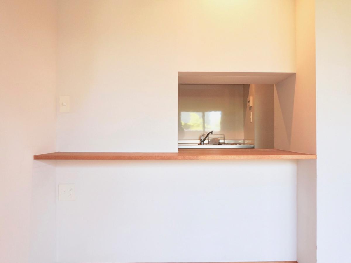 埼玉県越谷市蒲生茜町の賃貸物件/カウンター付きのキッチン（リビング側から撮影）