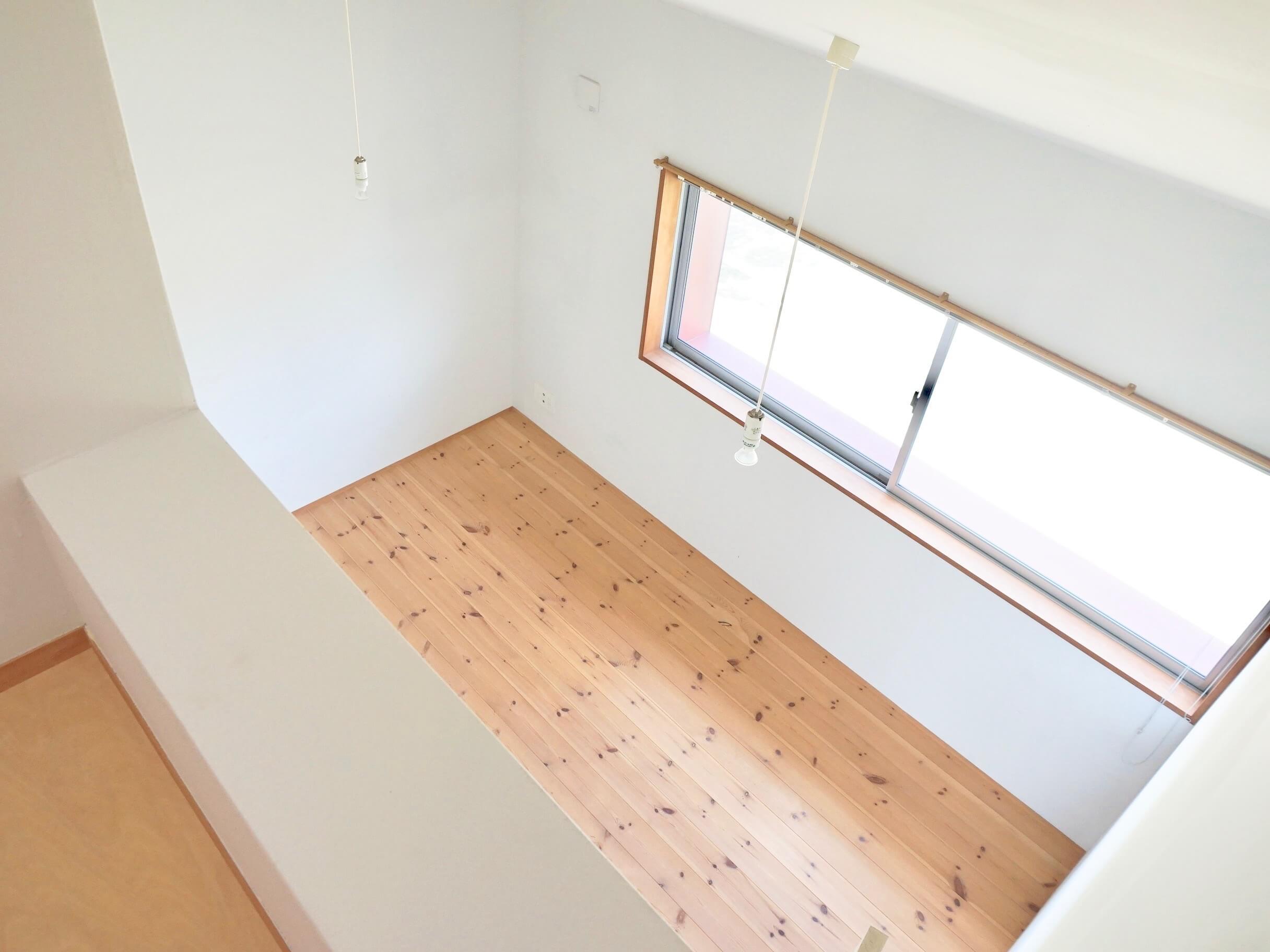 埼玉県越谷市蒲生茜町の賃貸物件/ロフトから、洋室を見下ろす