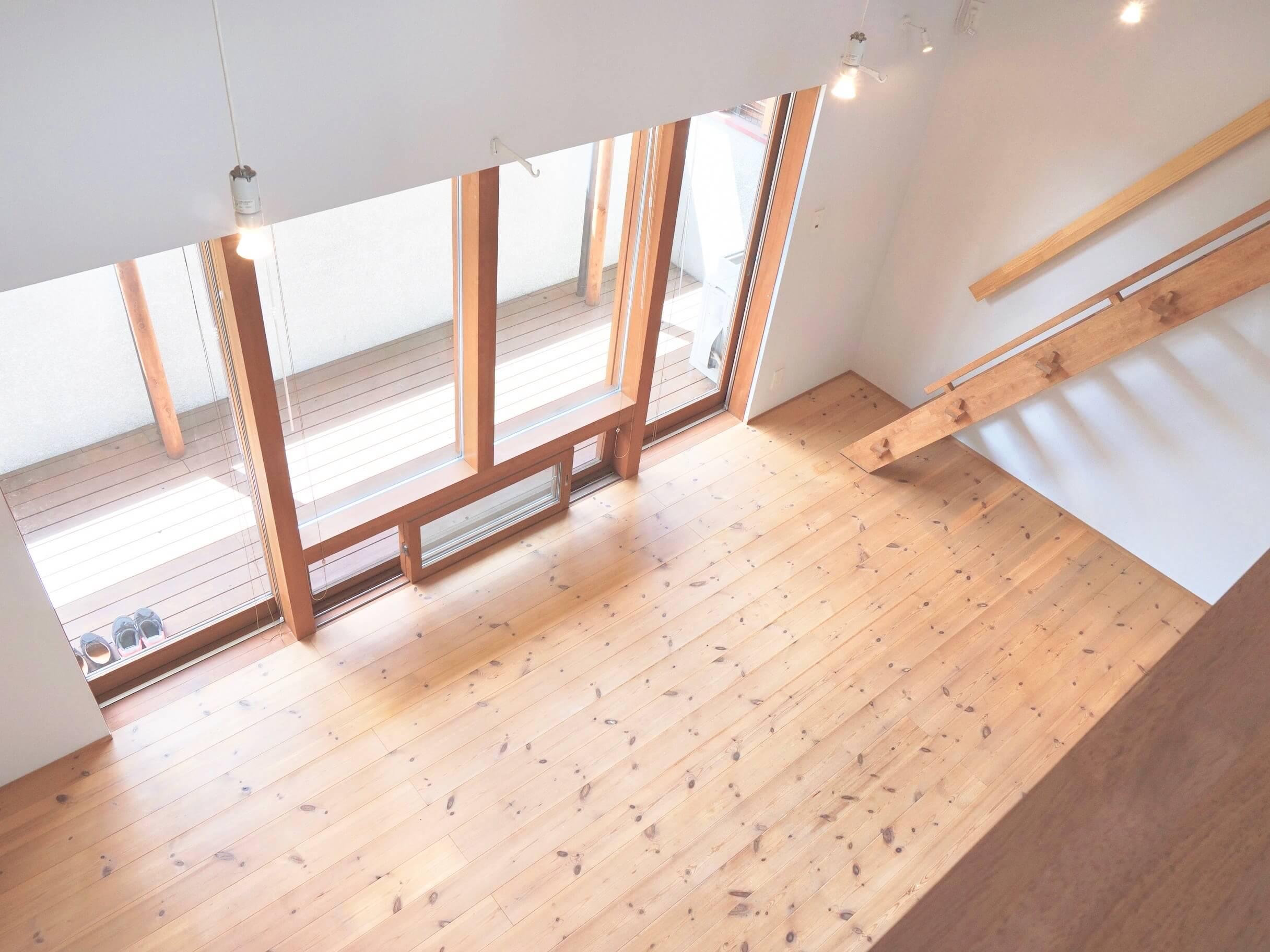 埼玉県越谷市蒲生茜町の賃貸物件/ロフトから、リビングを見下ろす