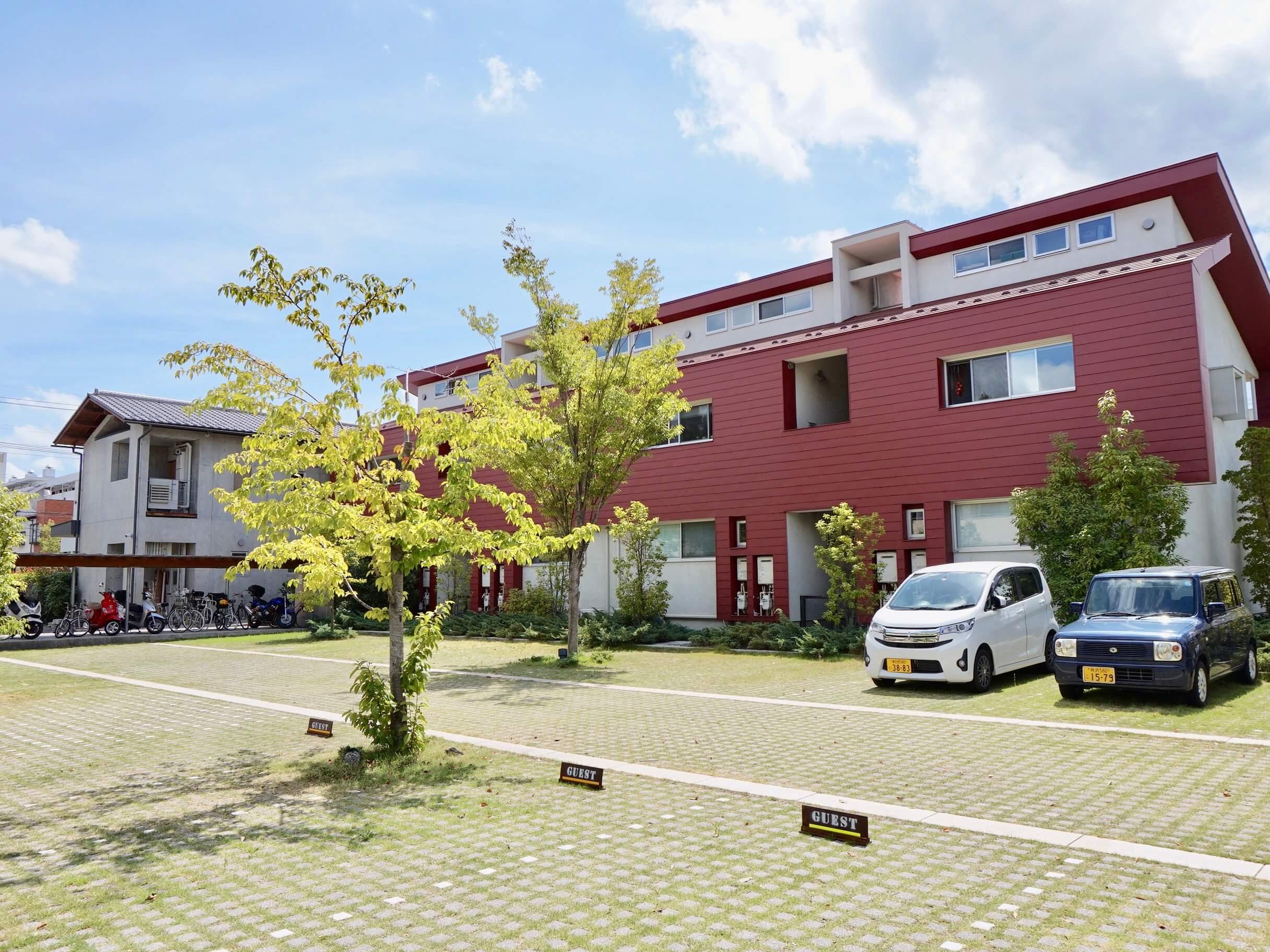 埼玉県越谷市蒲生茜町の賃貸物件/外観。上のでっぱりがロフト部分の窓