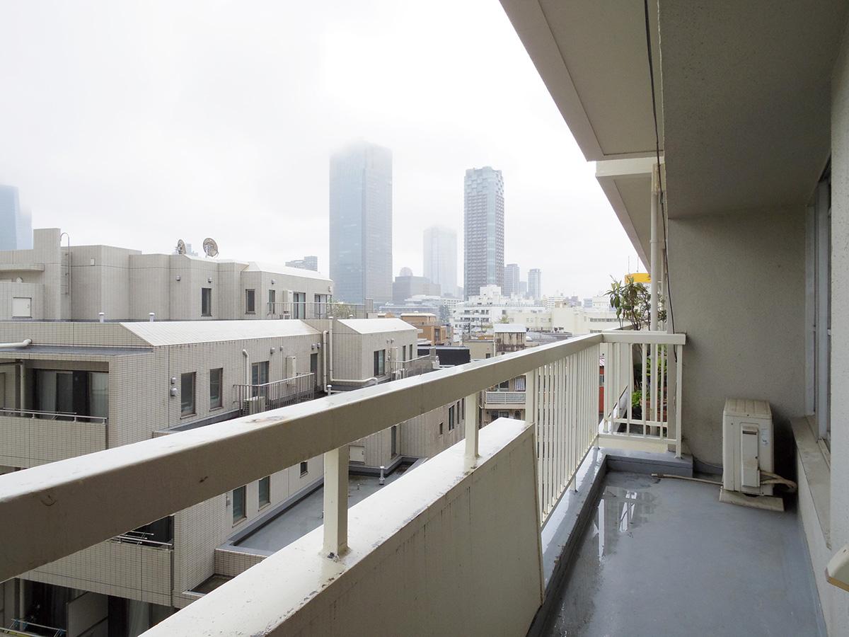 港区赤坂の賃貸物件/バルコニーの先は角度によっては抜けがある