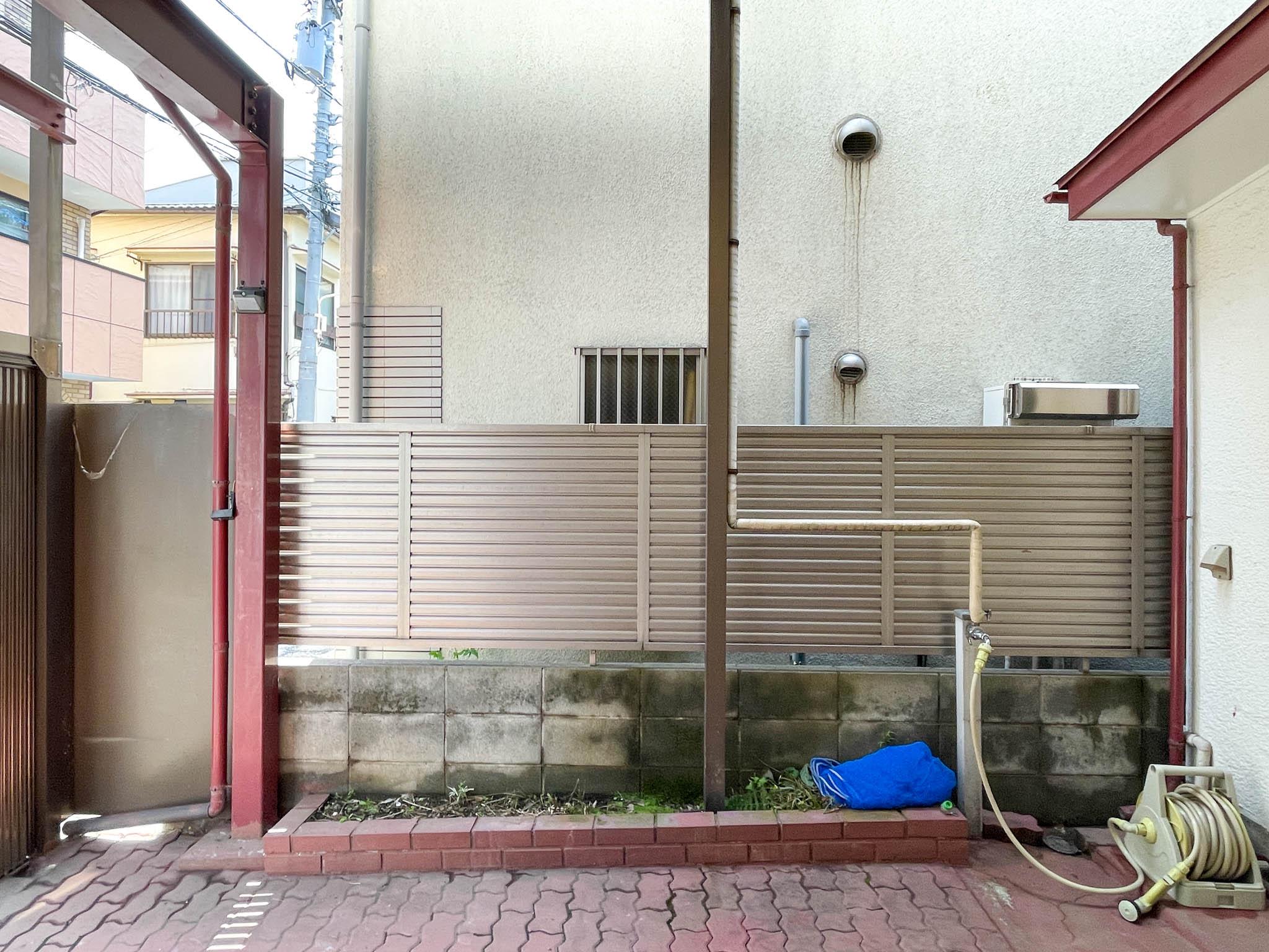 渋谷区本町の賃貸物件/駐車場。リビングの掃き出し窓からも出られ、趣味のスペースや子供の遊び場や物置スペースとしても使い勝手よさそう。置ける車のサイズは長さ4400・幅2000以下のものになります。
