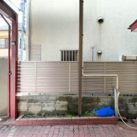 渋谷区本町の賃貸物件/駐車場。リビングの掃き出し窓からも出られ、趣味のスペースや子供の遊び場や物置スペースとしても使い勝手よさそう。置ける車のサイズは長さ4400・幅2000以下のものになります。