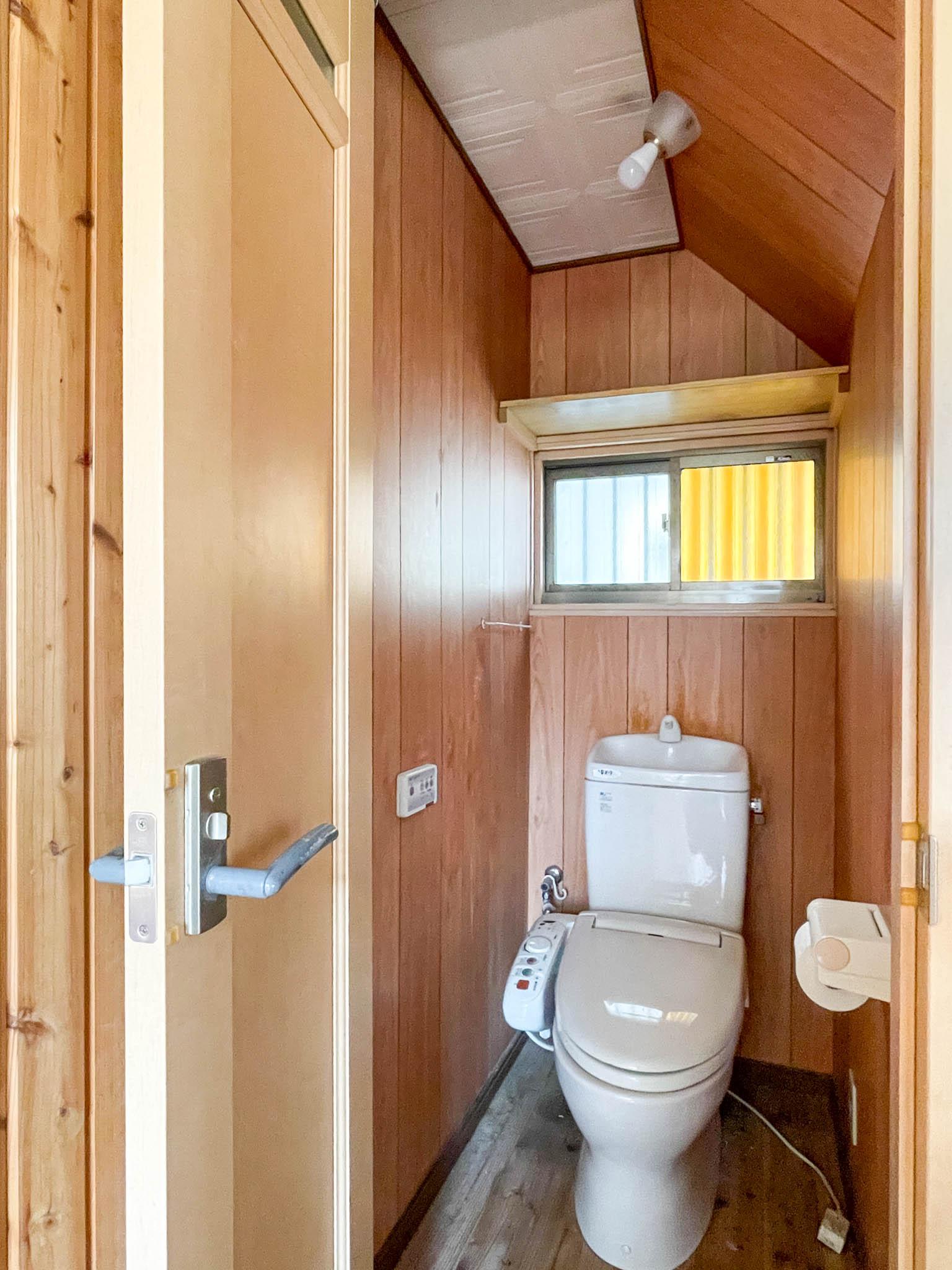 渋谷区本町の賃貸物件/トイレは1階、階段脇に。ウォシュレット付き