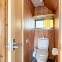 渋谷区本町の賃貸物件/トイレは1階、階段脇に。ウォシュレット付き