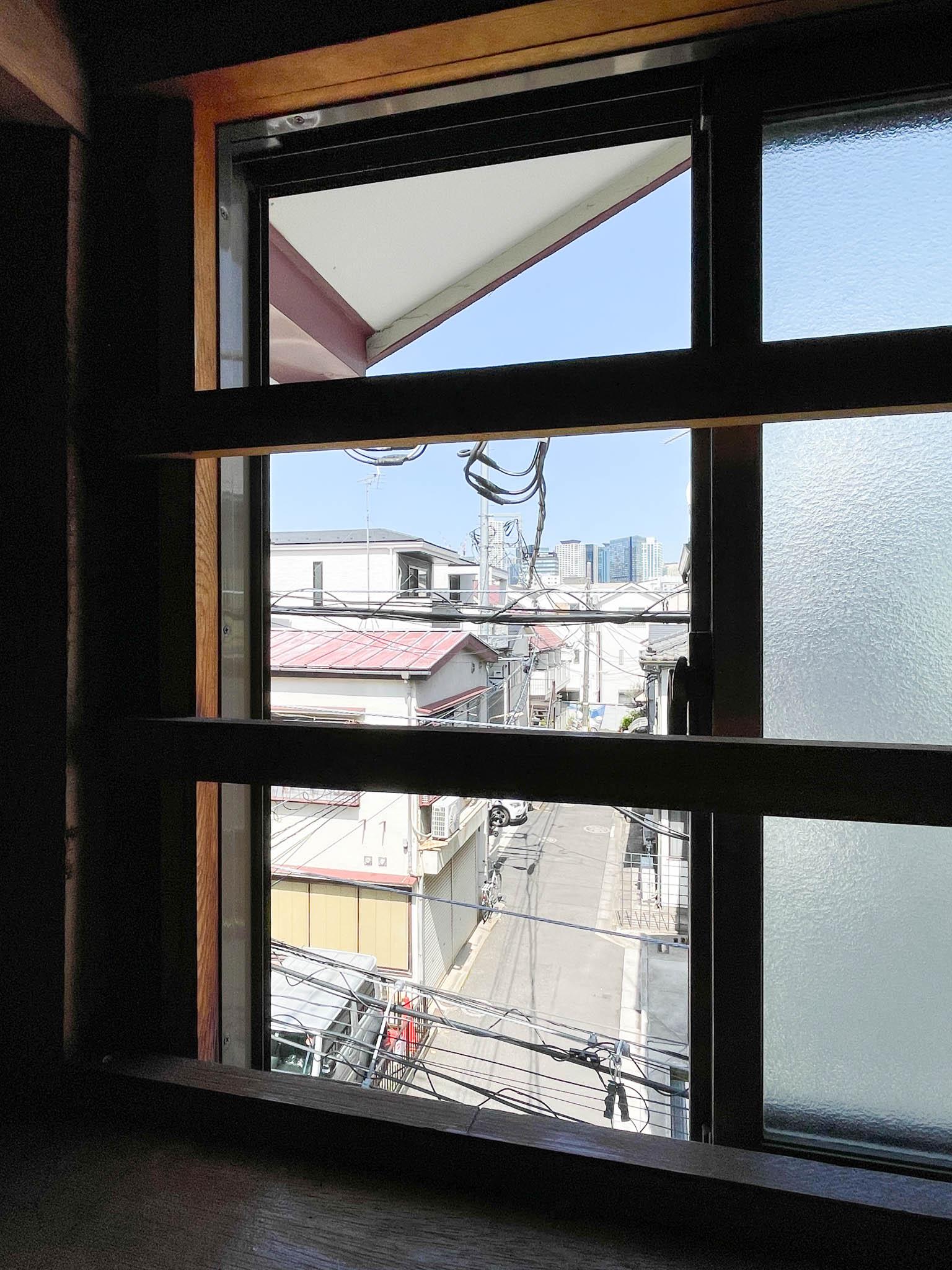 渋谷区本町の賃貸物件/屋根裏スペースにも窓があり、ここからの眺めもいい感じ