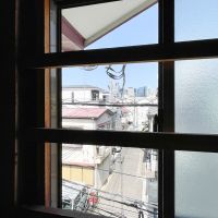 渋谷区本町の賃貸物件/屋根裏スペースにも窓があり、ここからの眺めもいい感じ