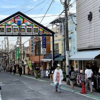 横浜市神奈川区六角橋の賃貸物件/六角橋商店街、車道面はよくある光景かもしれませんが、