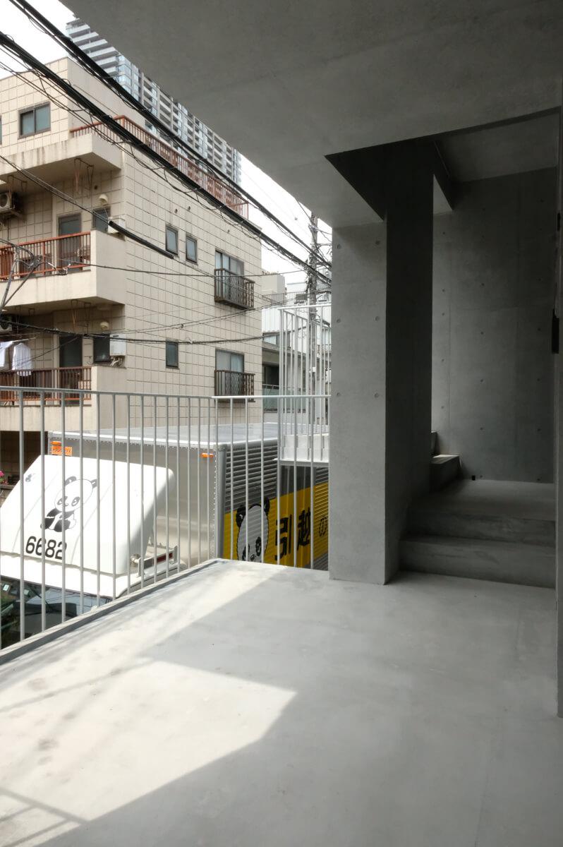 文京区本郷の賃貸物件/201-202号室間の片廊下。バルコニーと一体化しており、アルコープのようなスペースに。