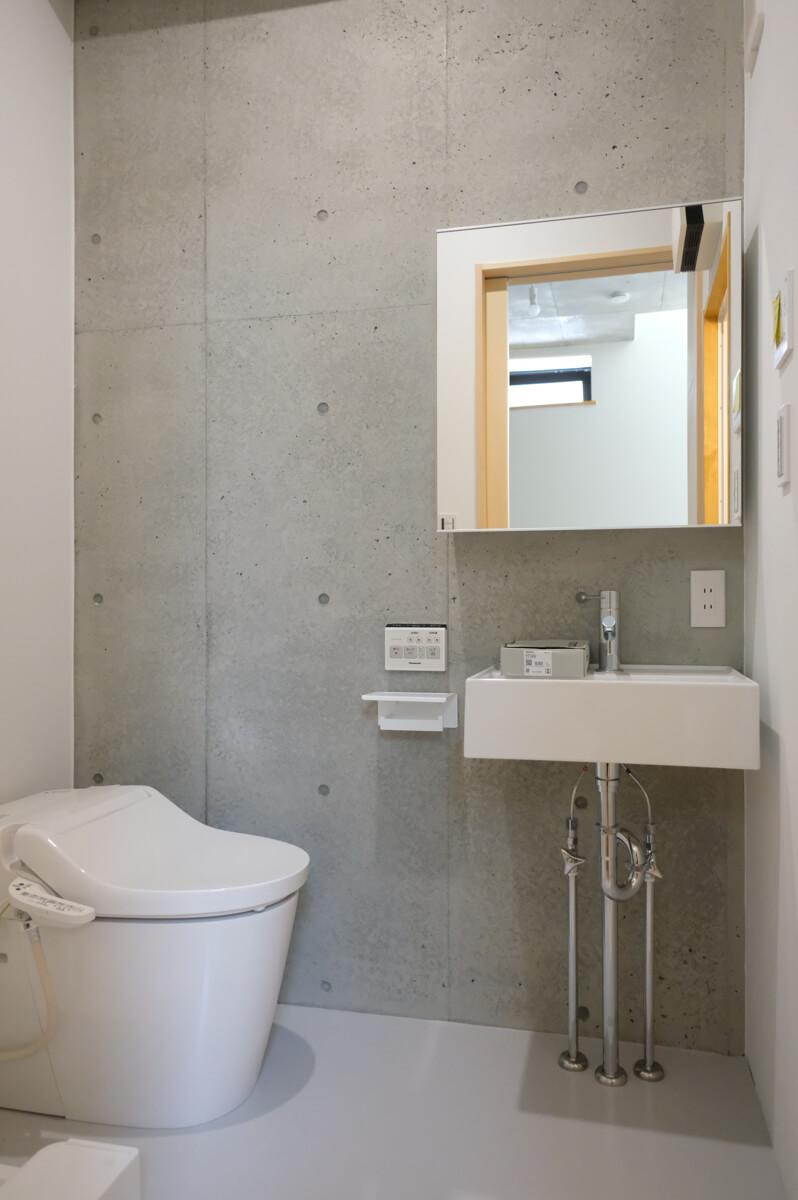 文京区本郷の賃貸物件/トイレと洗面台、鏡は全区画このような仕様