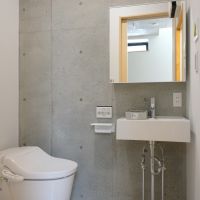 文京区本郷の賃貸物件/トイレと洗面台、鏡は全区画このような仕様