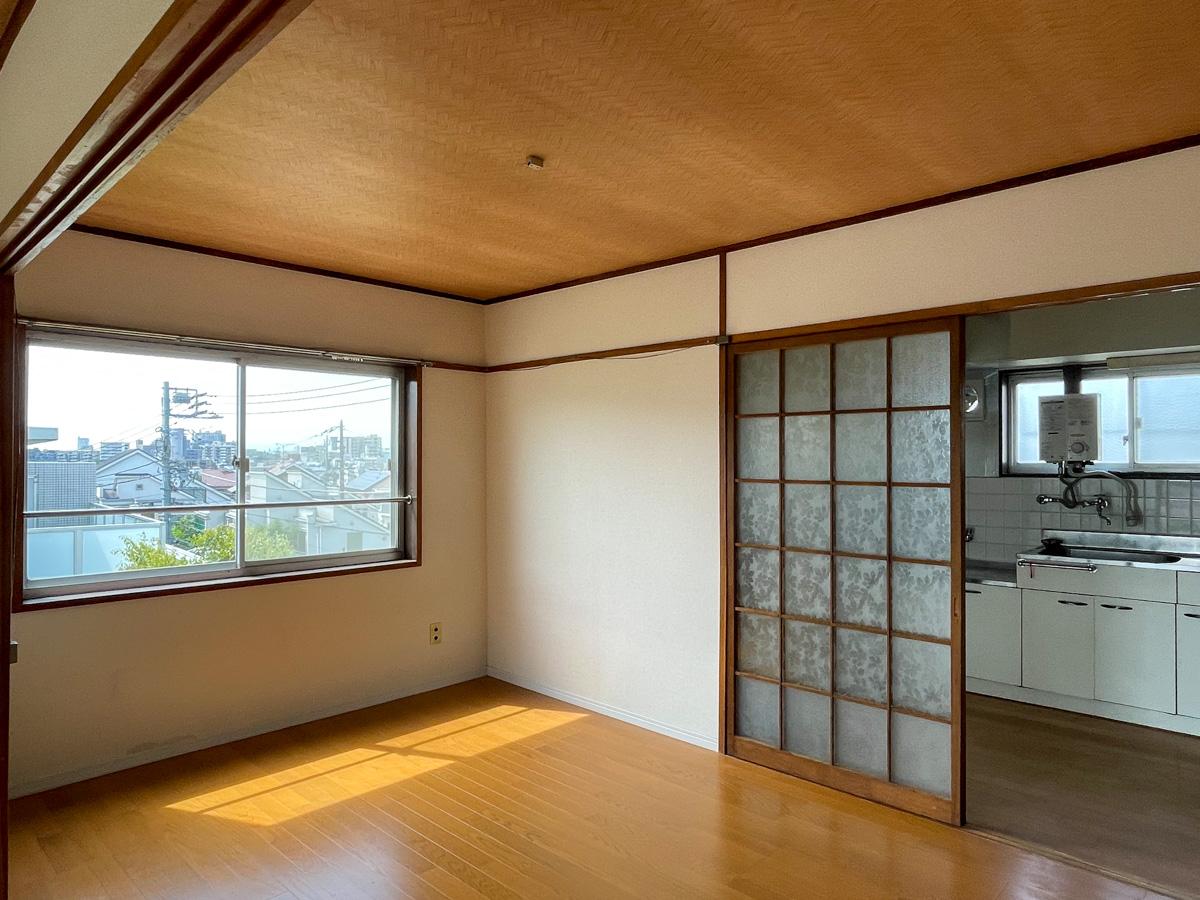 目黒区平町の賃貸物件/5畳の洋室。すりガラスが残っています