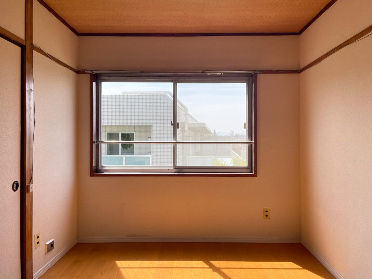 目黒区平町の賃貸物件/5畳の洋室。西に向かって
