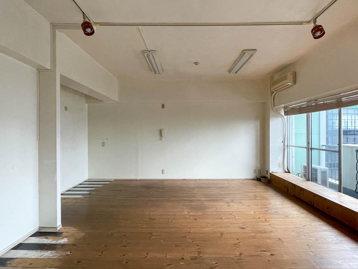 東に向かって