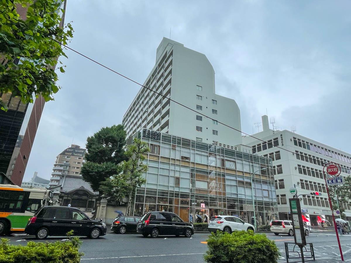明治通りにどっしりと構えた古きよきマンション