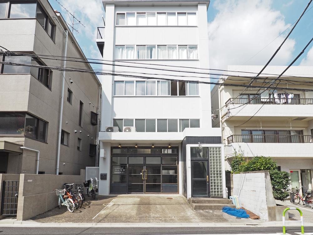 文京区千石の賃貸物件/1階は撮影スタジオ、左側が駐輪場、右側が共用部の入口です
