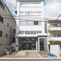 文京区千石の賃貸物件/1階は撮影スタジオ、左側が駐輪場、右側が共用部の入口です