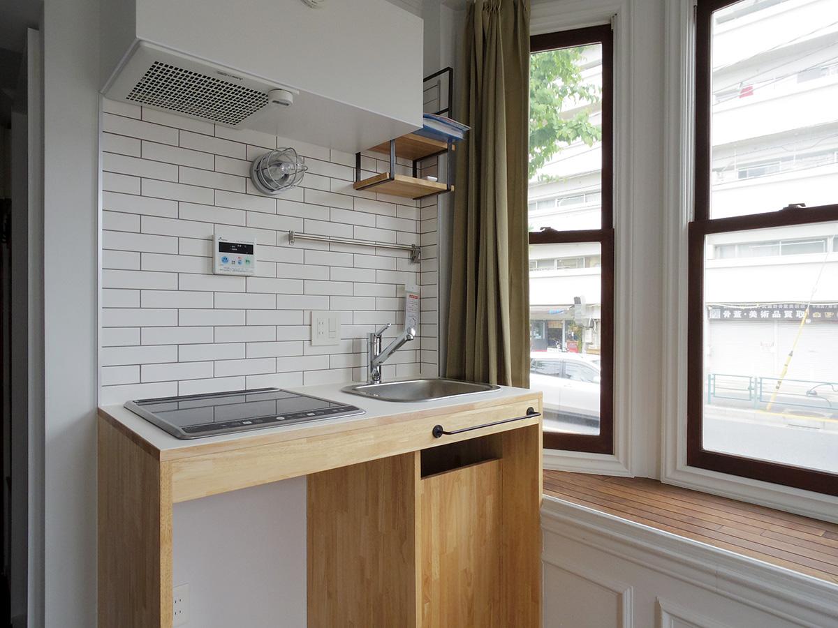 武蔵野市中町の賃貸物件/オリジナルのキッチンは高さ100cm。左側のスペースに小型冷蔵庫が設置されています