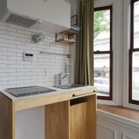 武蔵野市中町の賃貸物件/オリジナルのキッチンは高さ100cm。左側のスペースに小型冷蔵庫が設置されています