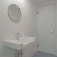 埼玉県戸田市下戸田の賃貸物件/洗面所は丸い鏡がアクセント