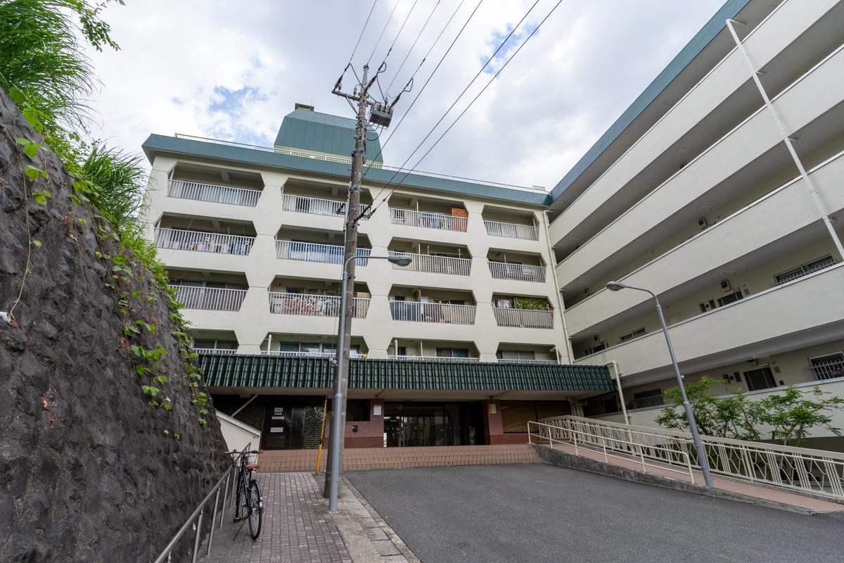 古き良き外観。エントランスが3階にあり、その2つ上に今回のお部屋があります