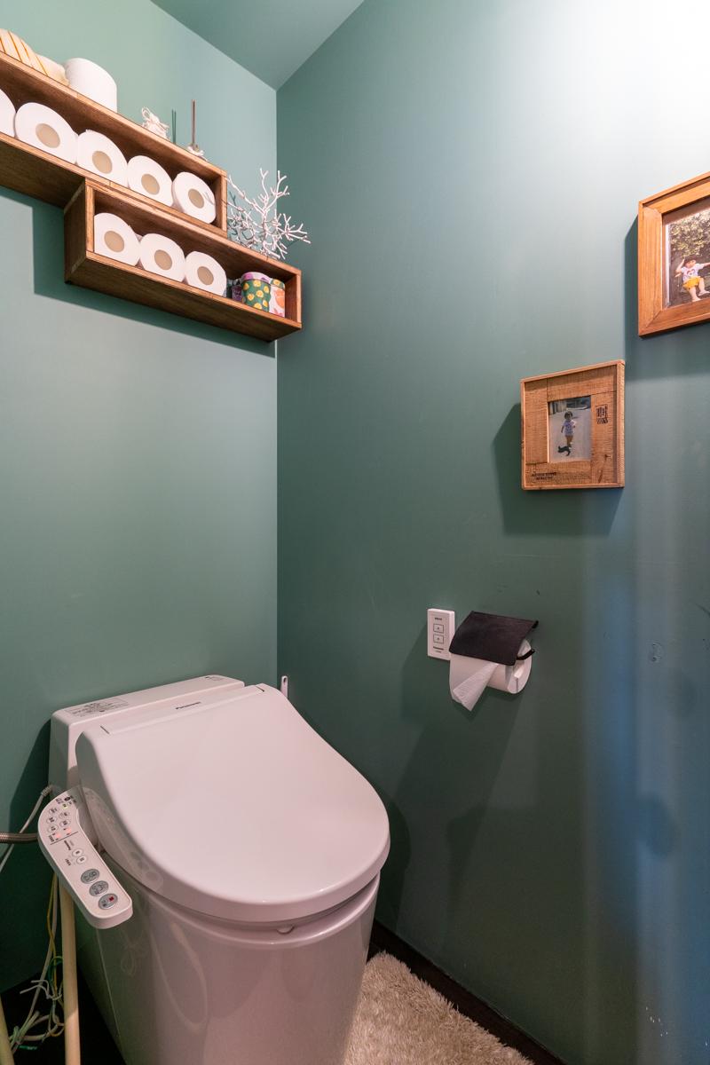 トイレの壁面はグリーン