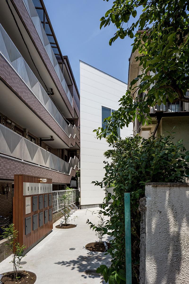 世田谷区下馬の賃貸物件/路地の先に隠れるような外観（写真：平井広行）