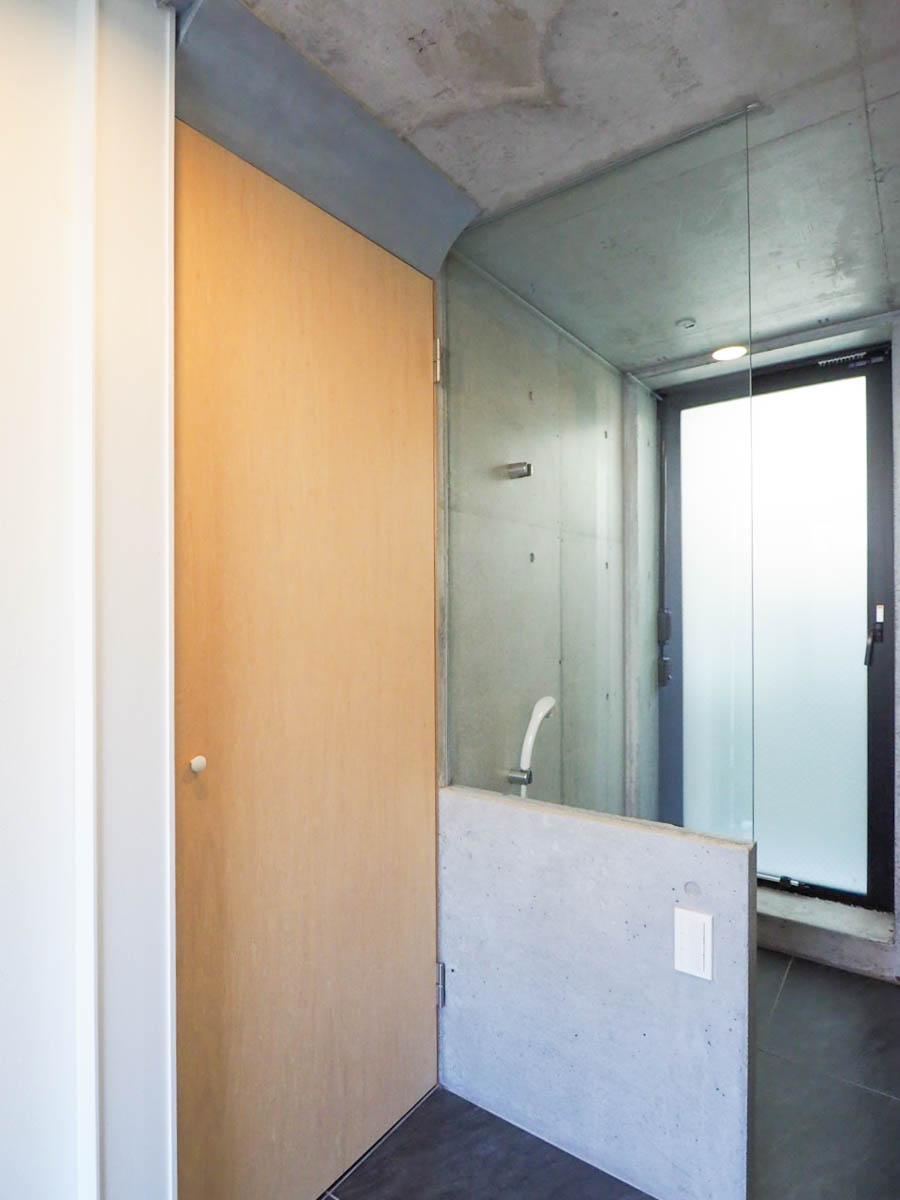 中野区南台の賃貸物件/この木の扉の先に小部屋あり