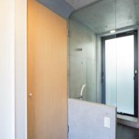 中野区南台の賃貸物件/この木の扉の先に小部屋あり