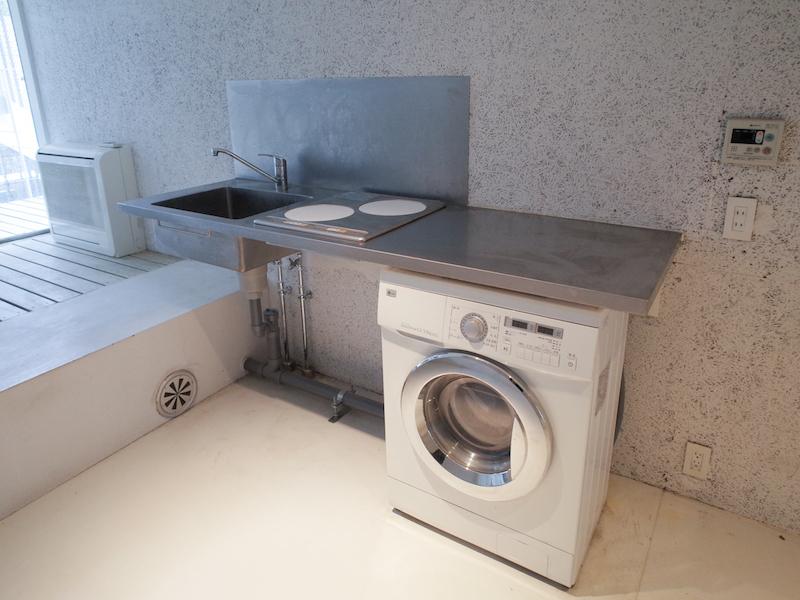 川崎市宮前区鷺沼の賃貸物件/シンプルなステンレスのキッチンの下に洗濯機