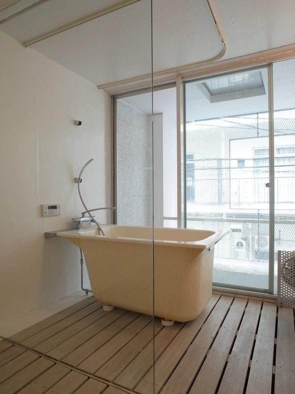 川崎市宮前区鷺沼の賃貸物件/水回りは1カ所にまとまっていて、床はデッキ。