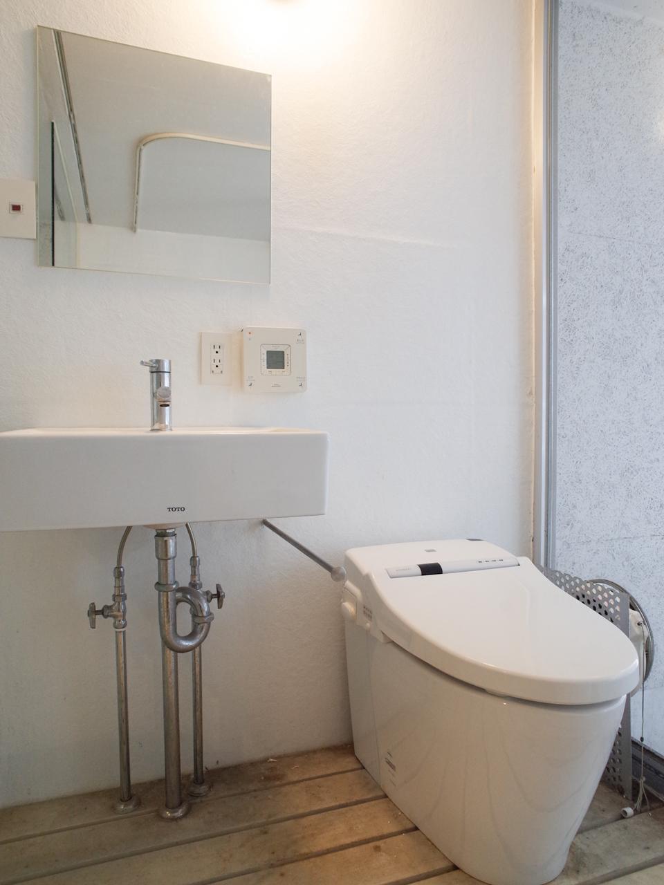 川崎市宮前区鷺沼の賃貸物件/シンプルな洗面器とトイレ