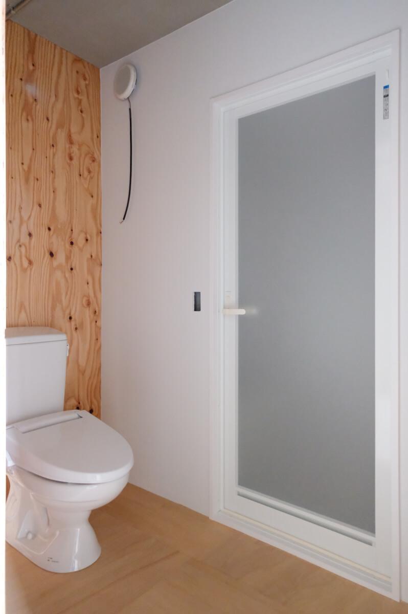 練馬区桜台の賃貸物件/トイレと浴室扉は基本同じ仕上げ（写真は3階11号室のもの）