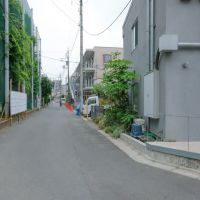 練馬区桜台の賃貸物件/右手のグレーの建物が第一弾のリノベーションアパート、奥に見えるサーモンピンクの建物が今回の物件