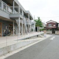 練馬区桜台の賃貸物件/第一弾のリノベーションアパート。1階店舗前にデッキテラスがあります