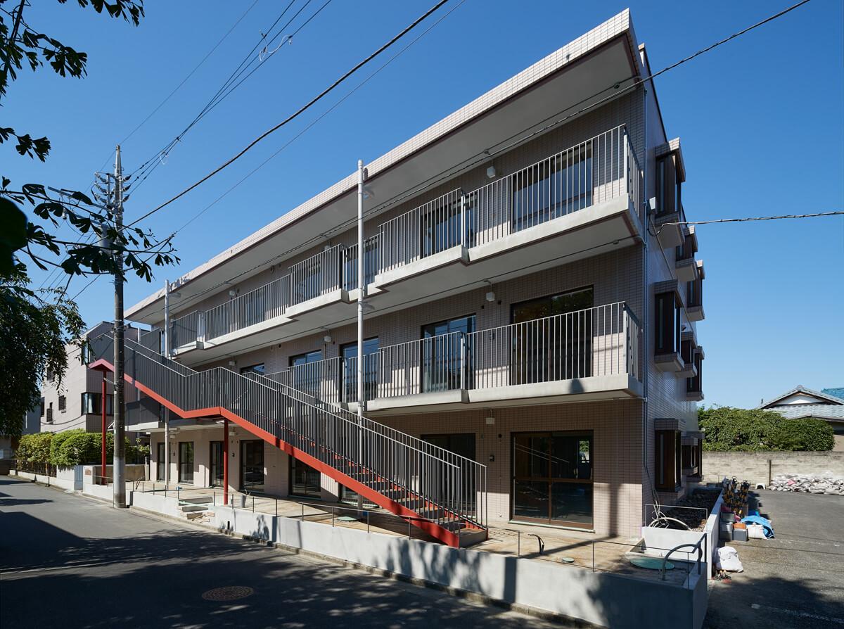 練馬区桜台の賃貸物件/いい色の外観。もともとバルコニーになっていた部分の壁を全て撤去し、スチールの柵と階段を設置しました。（&copy;Akira Nakamura）