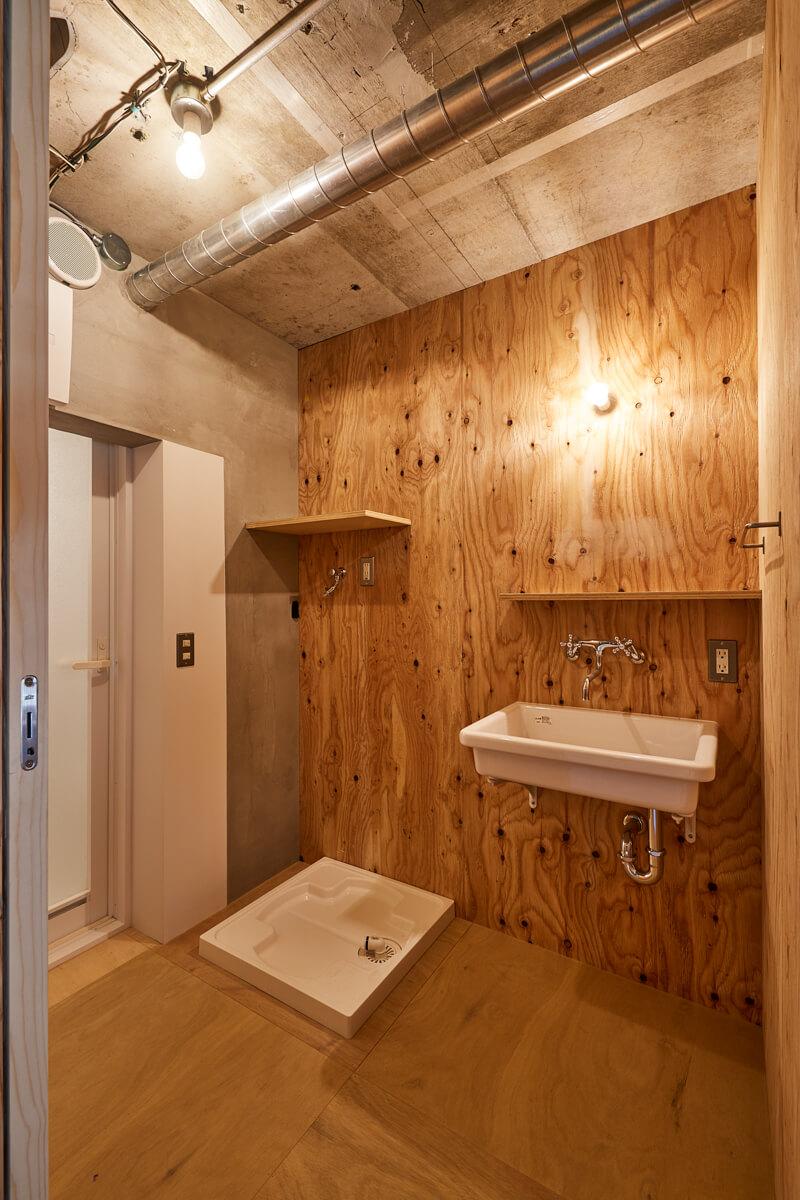 練馬区桜台の賃貸物件/洗面台と洗濯機置き場は基本同じ仕上げ（写真は1階3号室のもの）　&copy;Akira Nakamura