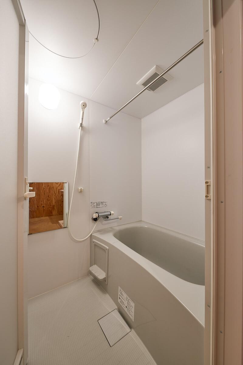 練馬区桜台の賃貸物件/浴槽は基本同じもの（写真は1階3号室のもの）　&copy;Akira Nakamura