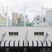 港区赤坂の賃貸物件/バルコニーの先は「赤坂小学校」の運動場