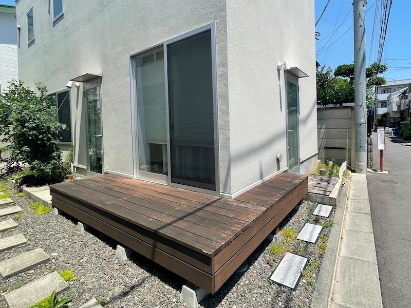 東京都世田谷区代田の賃貸物件/L字のウッドデッキ、のんびり暮らせそうです。