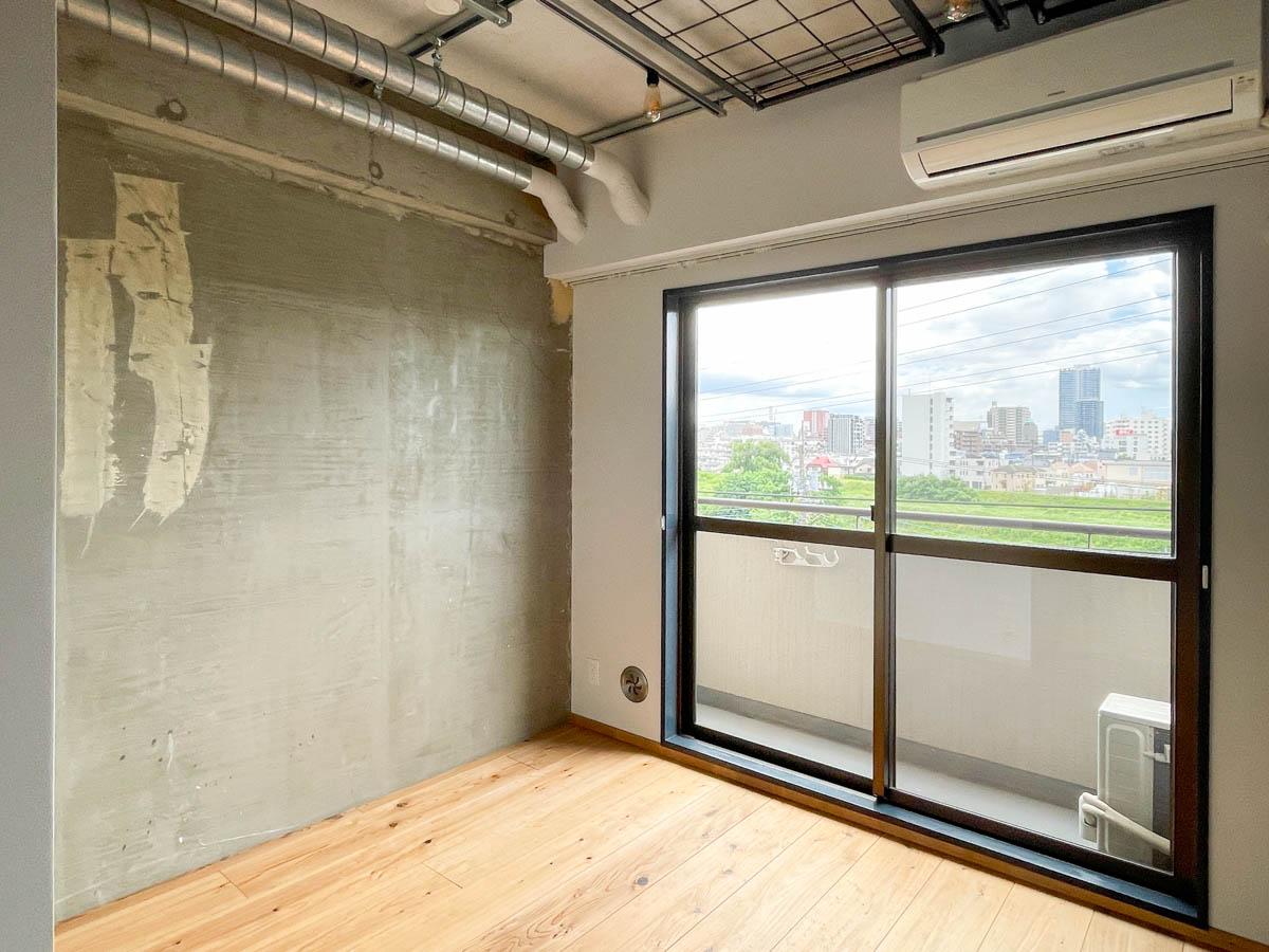 八王子市暁町の賃貸物件/壁は躯体のコンクリートを表したデザイン