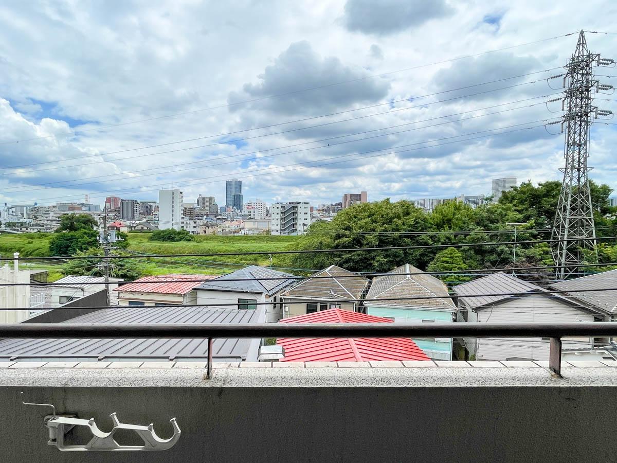 八王子市暁町の賃貸物件/窓の向こうには浅川。南向きなので、晴れていれば日当たりもいい